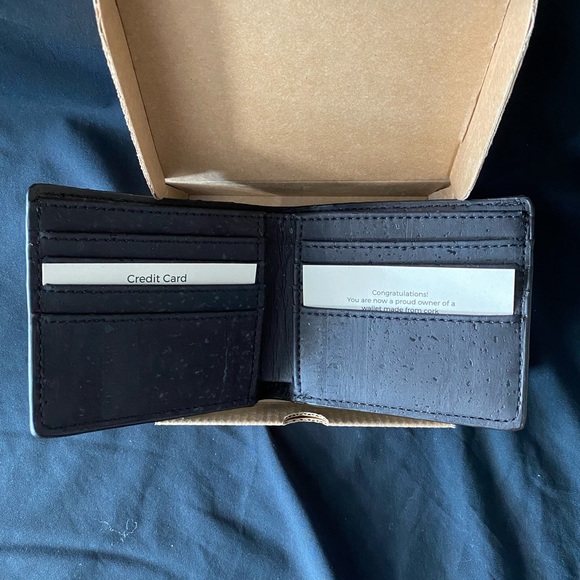 CORKOR Men’s Slim Bifold Wallet - Black - Picture 3 of 11